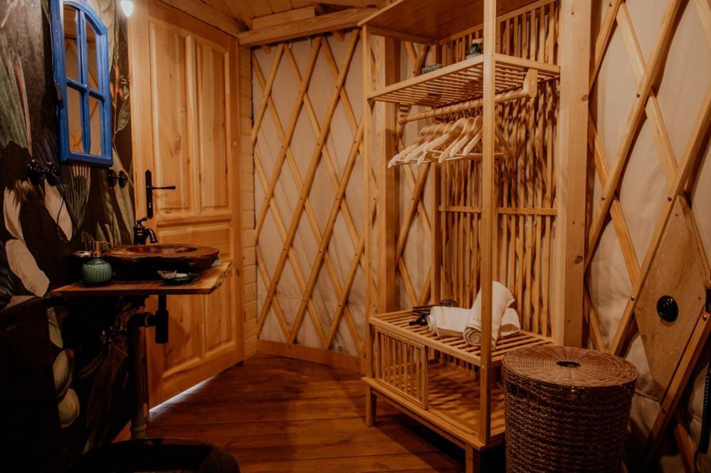 Jurty Z Widokiem, Prywatna Balia- Dzikolas Glamping Krasnobrod Exterior photo