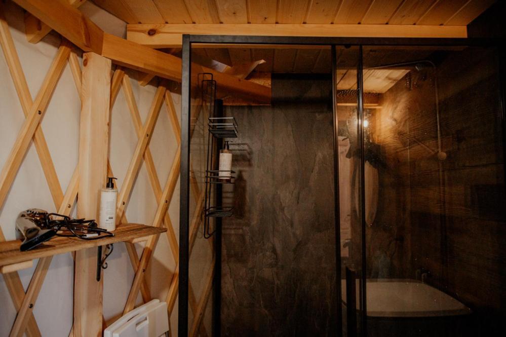 Jurty Z Widokiem, Prywatna Balia- Dzikolas Glamping Krasnobrod Exterior photo
